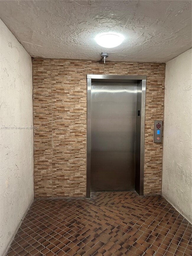 Foto del edificio - 9401 SW 4th St