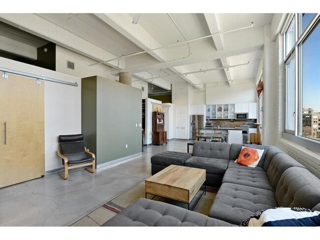 Building Photo - 700 N Washington Ave