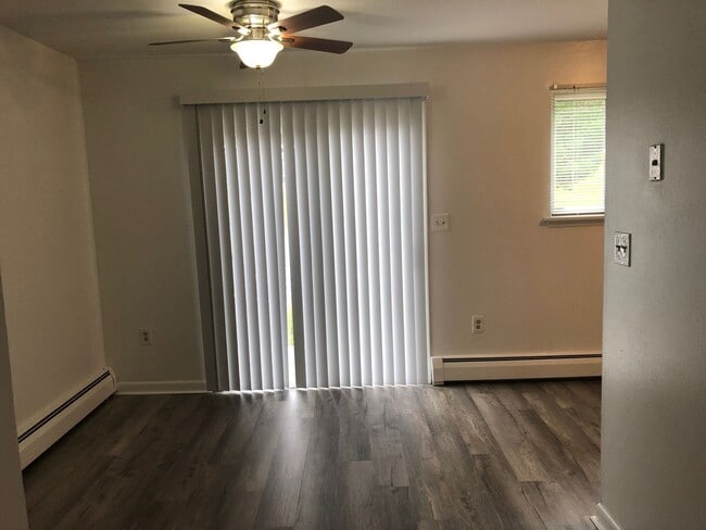 Building Photo - Spacious 2 Bedroom Townhouse