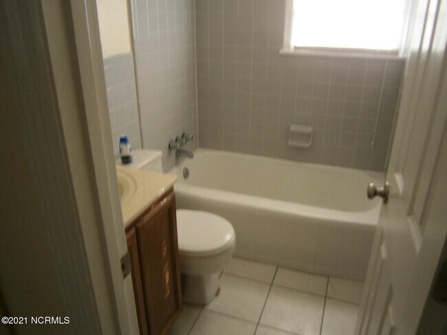 Building Photo - 528 Henderson Dr
