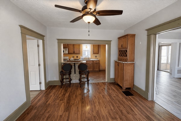 Building Photo - 241 E Kelso Rd