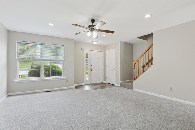 Foto del edificio - Freshly Updated 3B/2.5B Townhome with Walk...