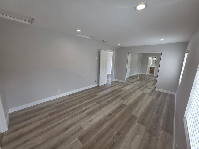 Building Photo - 10303 Arminta St