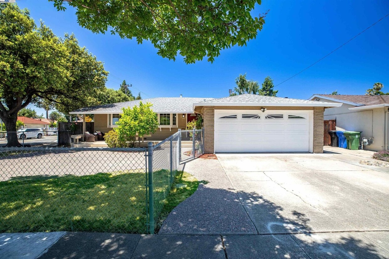 Foto principal - Renovated 4-bedroom, 2-bath home in Fremont!