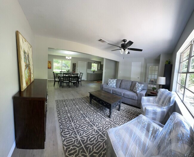 Building Photo - 100 Shady Oaks Dr