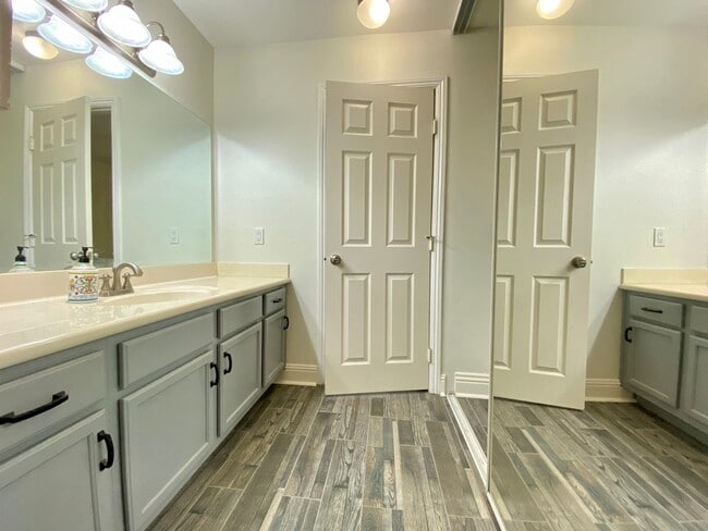 Building Photo - Spacious Two Bedroom featuring Ensuite Bathrooms! TWO ASSIGNED PARKING SPACES! Air Conditioning I...