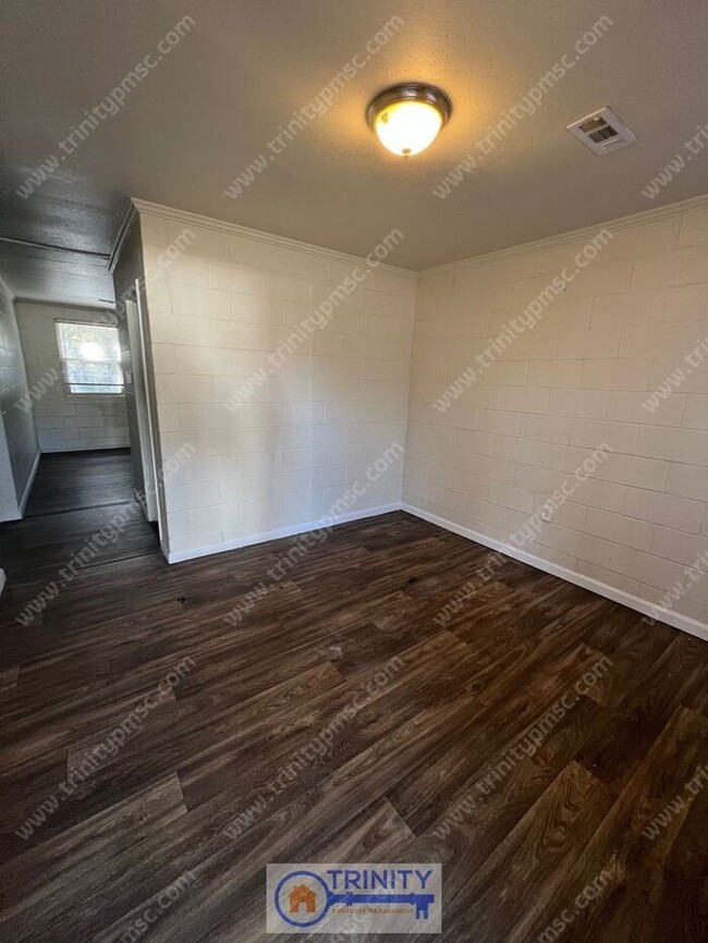 Building Photo - Beautiful Two Bedroom Apartment!