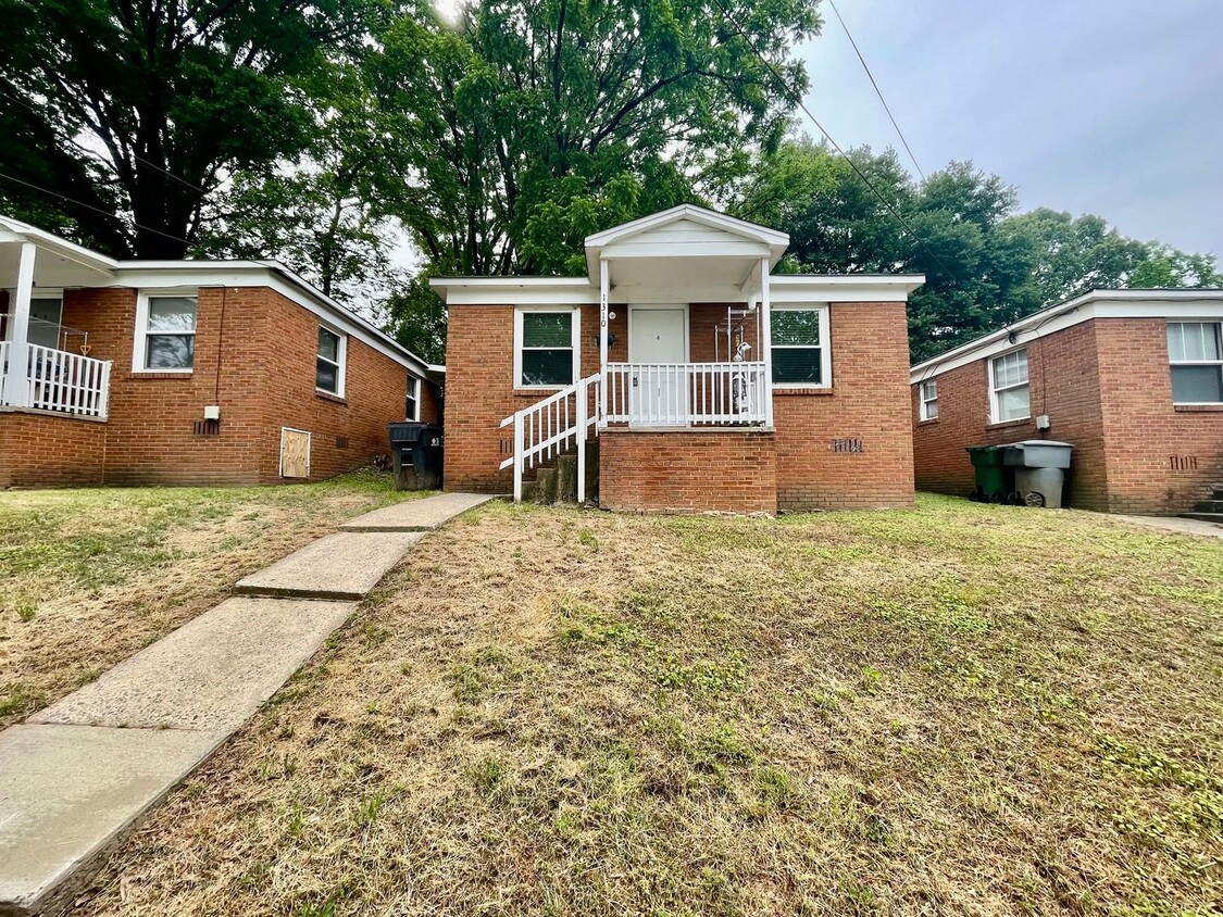 Primary Photo - This cozy 2 bed 1 bath cottage style brick...