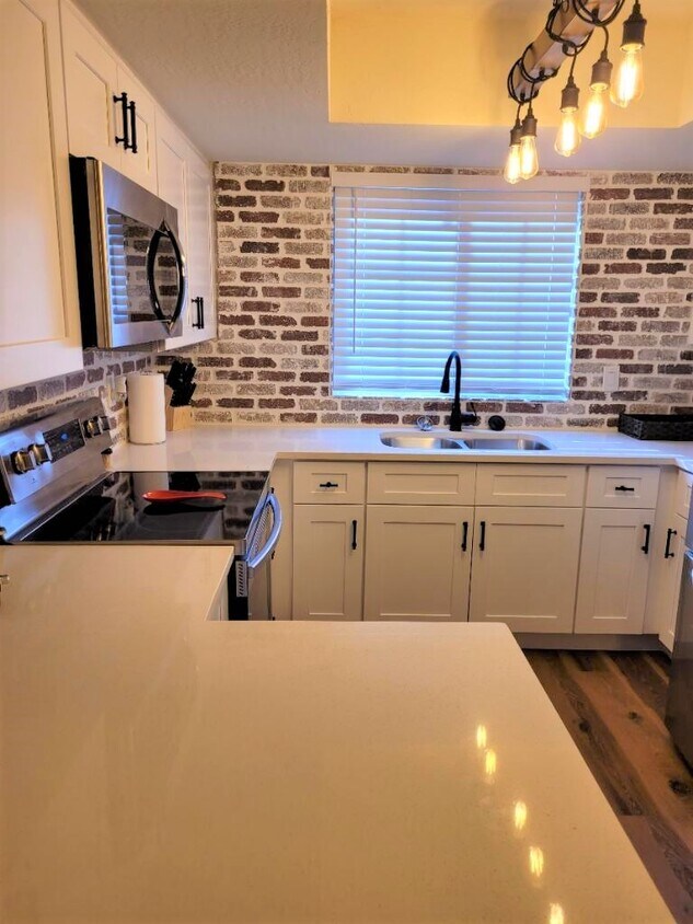 Kitchen Stove - 1905 E University Dr