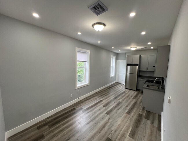 186 Hawthorne Ave 3R - 184 Hawthorne Ave