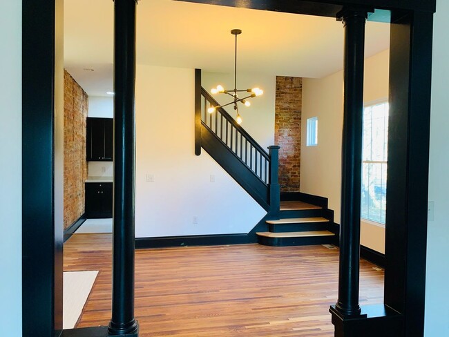 Building Photo - 3 Bedroom 2.5 Bath Just Steps from Franklin Park!!