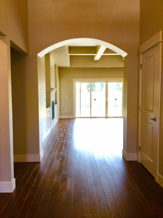 Building Photo - Stunning Newer Build in Stonegate Estates!!