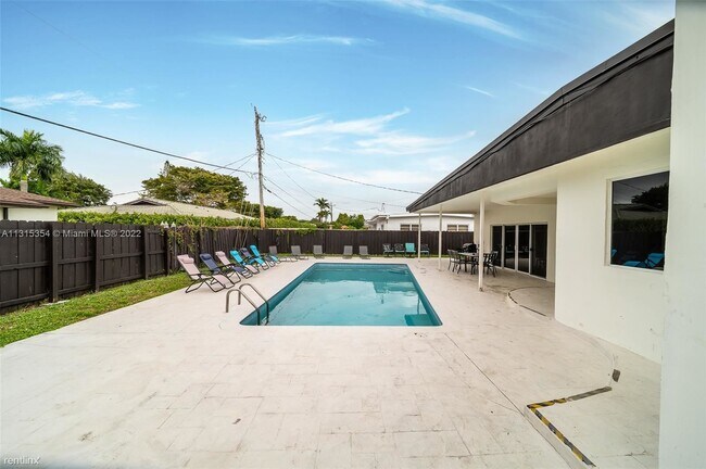 Foto del edificio - 5 br, 3 bath House - 19900 NE 21st Ave