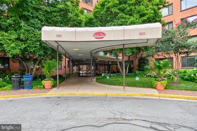 Foto del edificio - 1021 Arlington Blvd