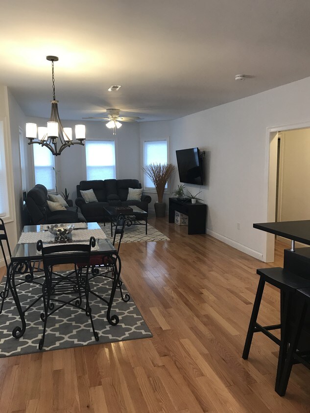 Living/Dining Room - 555 Lynn St