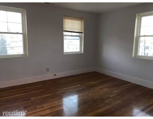 Foto del edificio - 3 br, 1 bath Apartment - 68 Bonair St Apt 2