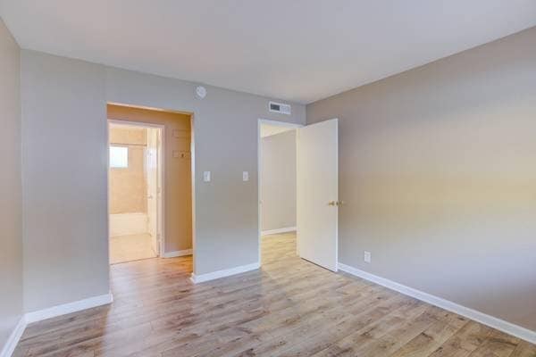 Foto del edificio - 2220 Lake Rd