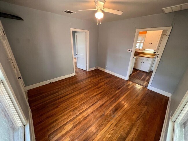 Foto del edificio - 4902 Caswell Ave