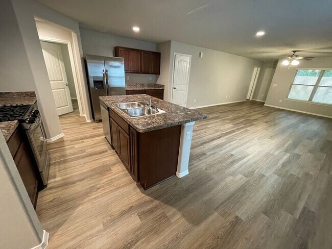 Foto del edificio - *Valentine's Day Special!* Three Bedroom |...