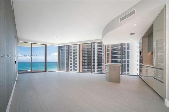 Foto del edificio - 18975 Collins Ave