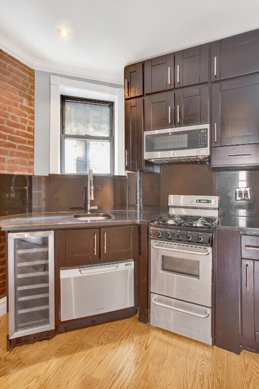 Foto del edificio - 219 E 23rd St