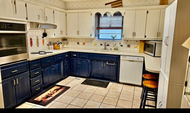 Building Photo - 1615 Camelot Dr