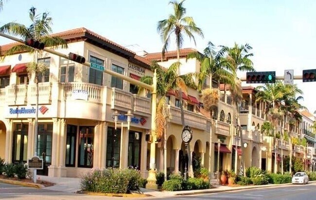 Foto del edificio - ***DOWNTOWN***OLDE NAPLES***BEACH IS JUST ...