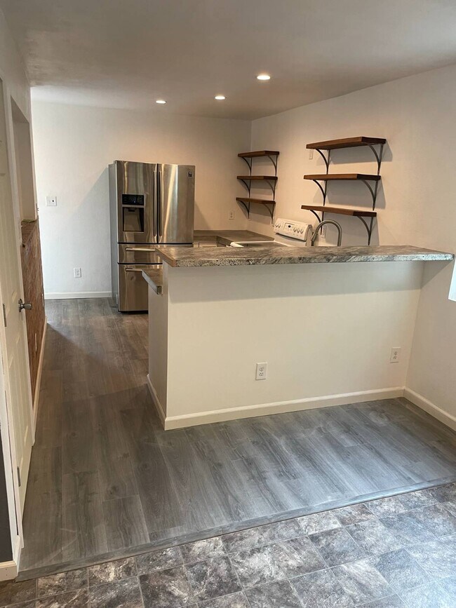 Building Photo - 608 W 8th St