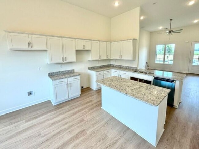 Foto del edificio - Now Leasing a brand new 5-bedroom 3 bath home in Somerville.