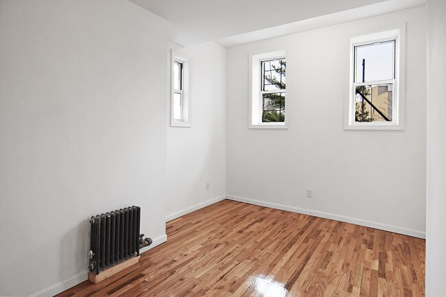 Building Photo - 15 N Henry St