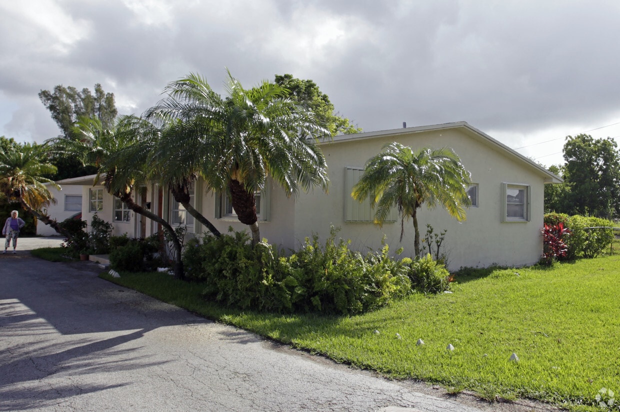 Building Photo - 7021-7035 SW 23rd St