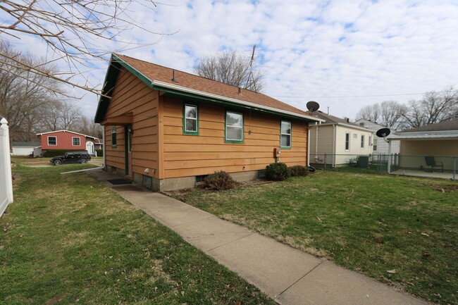 Building Photo - 2 Bedroom 1 Bath