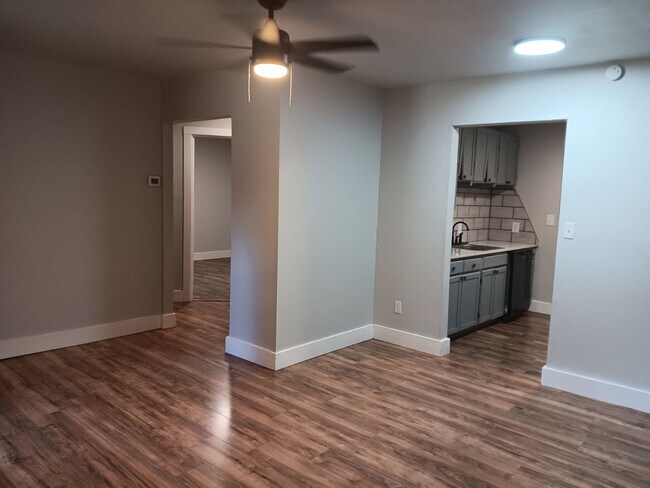 Building Photo - Remodeled & Cozy