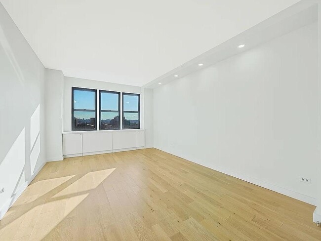 Building Photo - 460 E 79th St