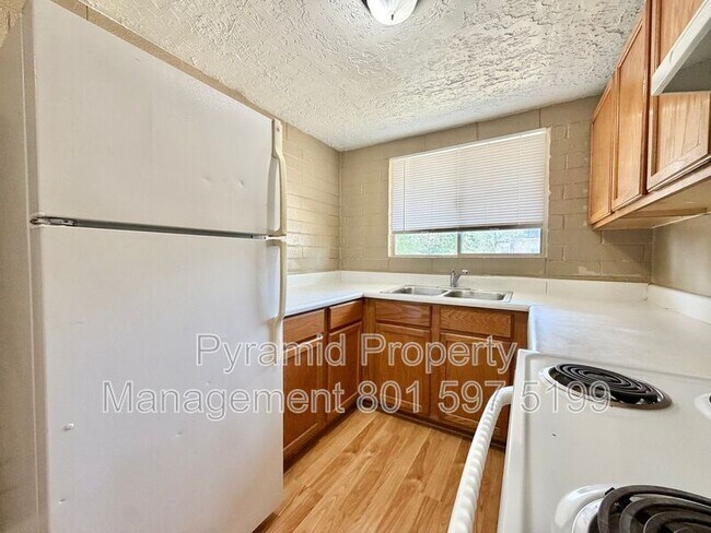 Building Photo - 805 S Cheyenne St