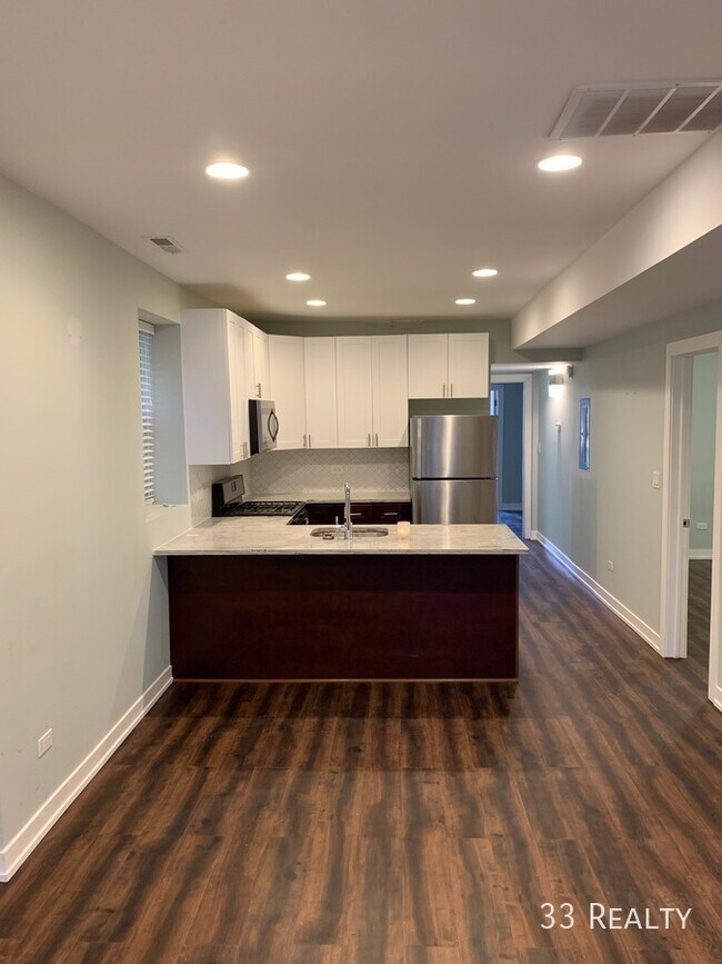 Foto del edificio - Stunning GARDEN UNIT / W/D IN UNIT - 2BR/2...