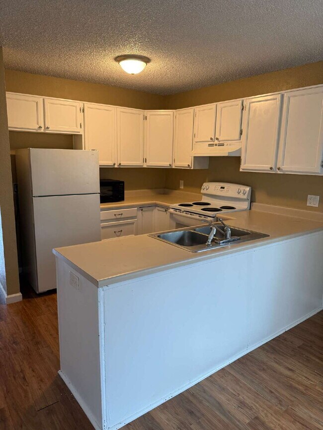 Foto del edificio - Newly Updated 2 Bedroom 1 Bath Condo Close to Downtown Elizabeth!