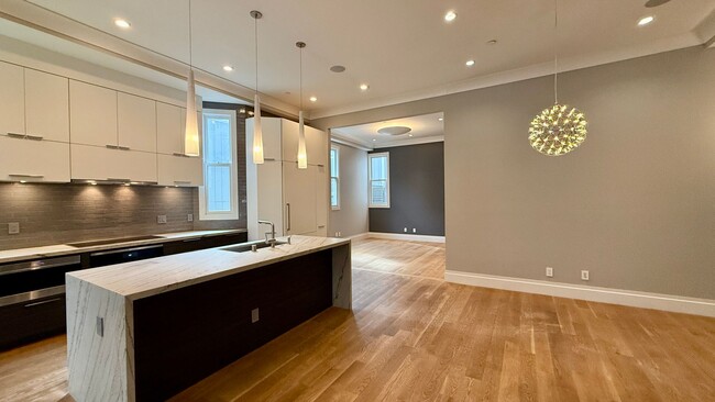 Building Photo - Live the Luxe, Chic Life: 3BR/3.5BA + Park...