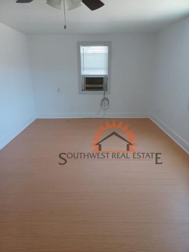 Building Photo - Charming 2 bedroom 1 bathroom home