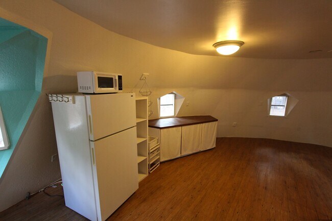 Foto del edificio - Unique Dome-Shaped Studio Surrounded by Ponderosa Pines With MOVE-IN Special! $300 off 1st month
