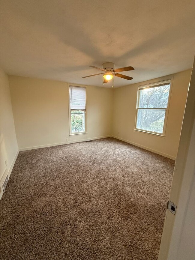 Building Photo - 2 bedroom/1 bath house with 2 car garage