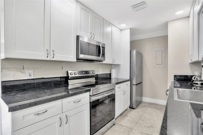Building Photo - 7913 NW 73rd Ave