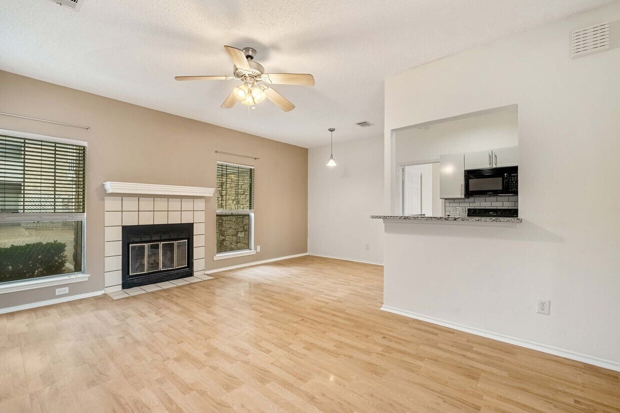 Foto principal - Amazing 2 Bedroom, 2 Bath Condo in Westfie...