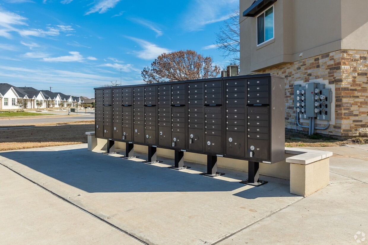 Primary Photo - Modern Comfort in the Heart of Ennis