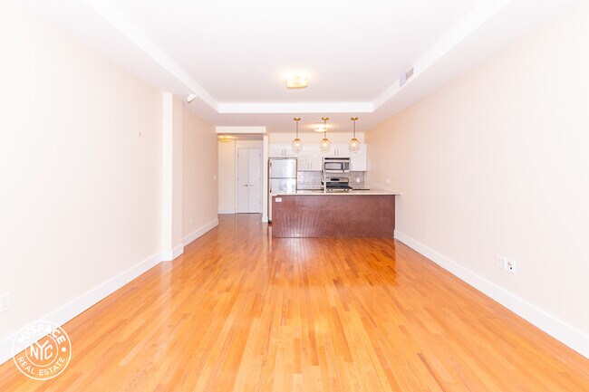 Building Photo - 180 Scholes St