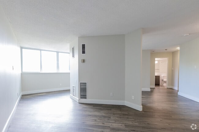 2BR, 1BA - 845SF - Living Room - Dufferin Crossing