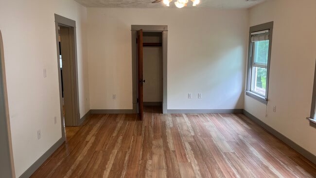Building Photo - 7204 Elmwood Ave