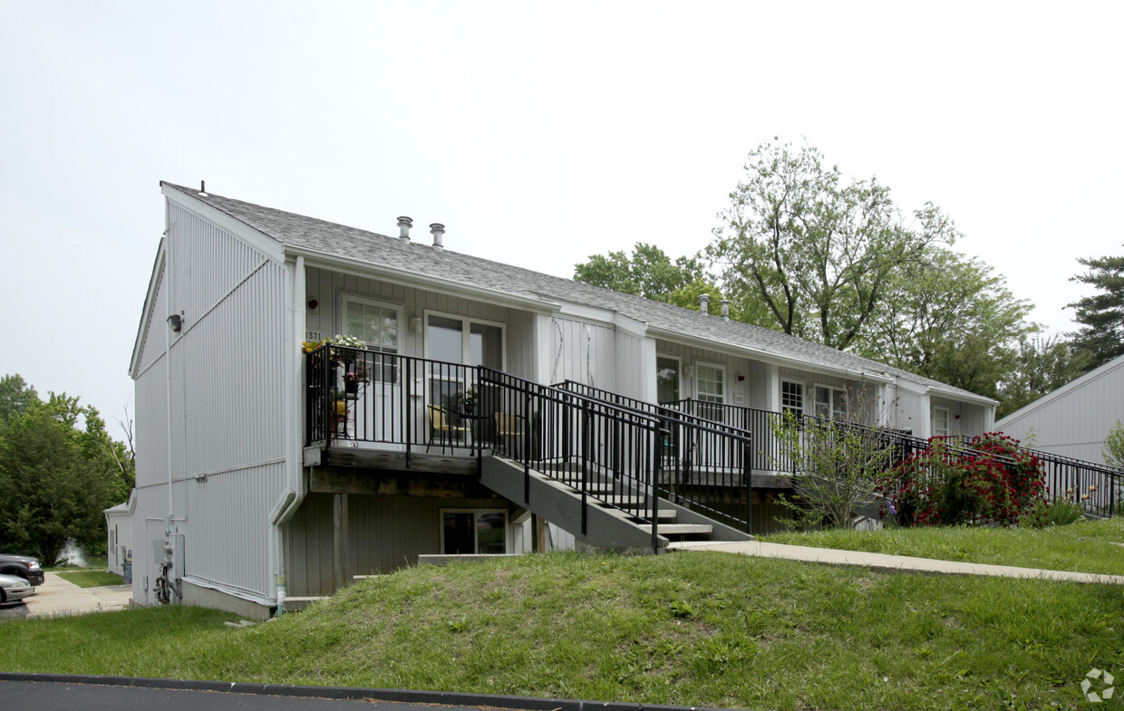 Primary Photo - Villa Lago Apartments
