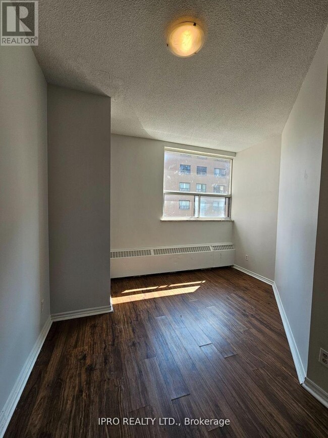 Photo du bâtiment - 1801-1801 Eglinton Ave W