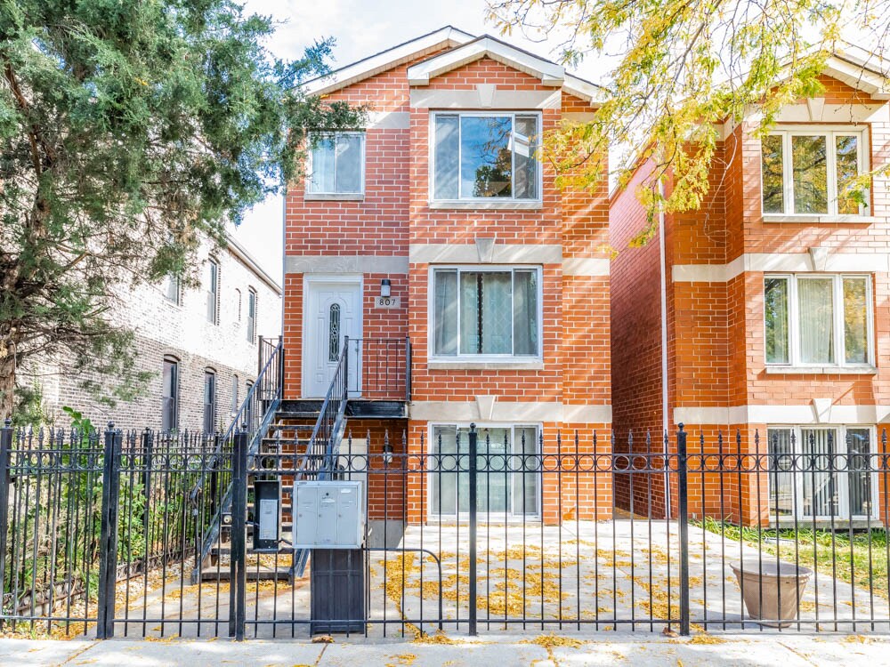 Primary Photo - 807 S Claremont Ave